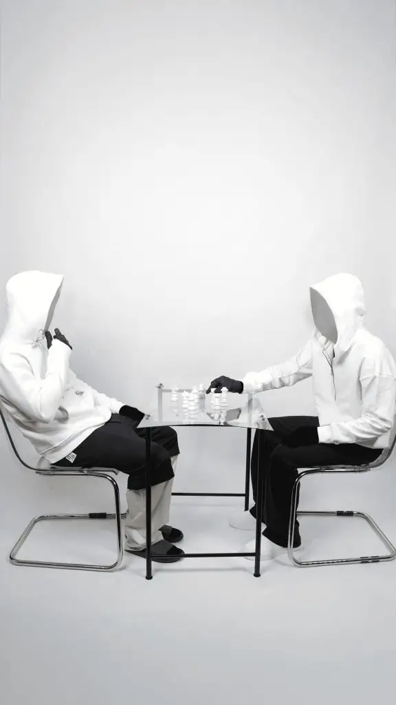Due figure incappucciate — B2BRTW manifesto